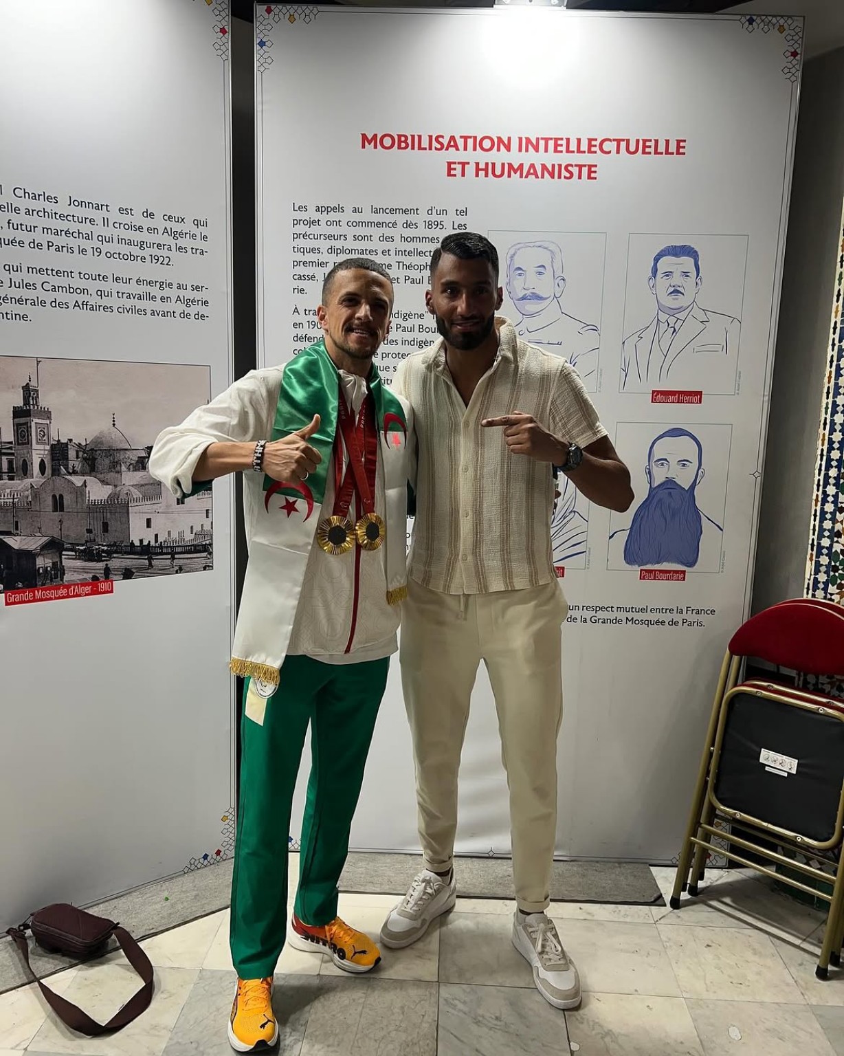 Abdelrahmane Rezzag aux côtés d’un athlète algérien médaillé à la Grande Mosquée de Paris