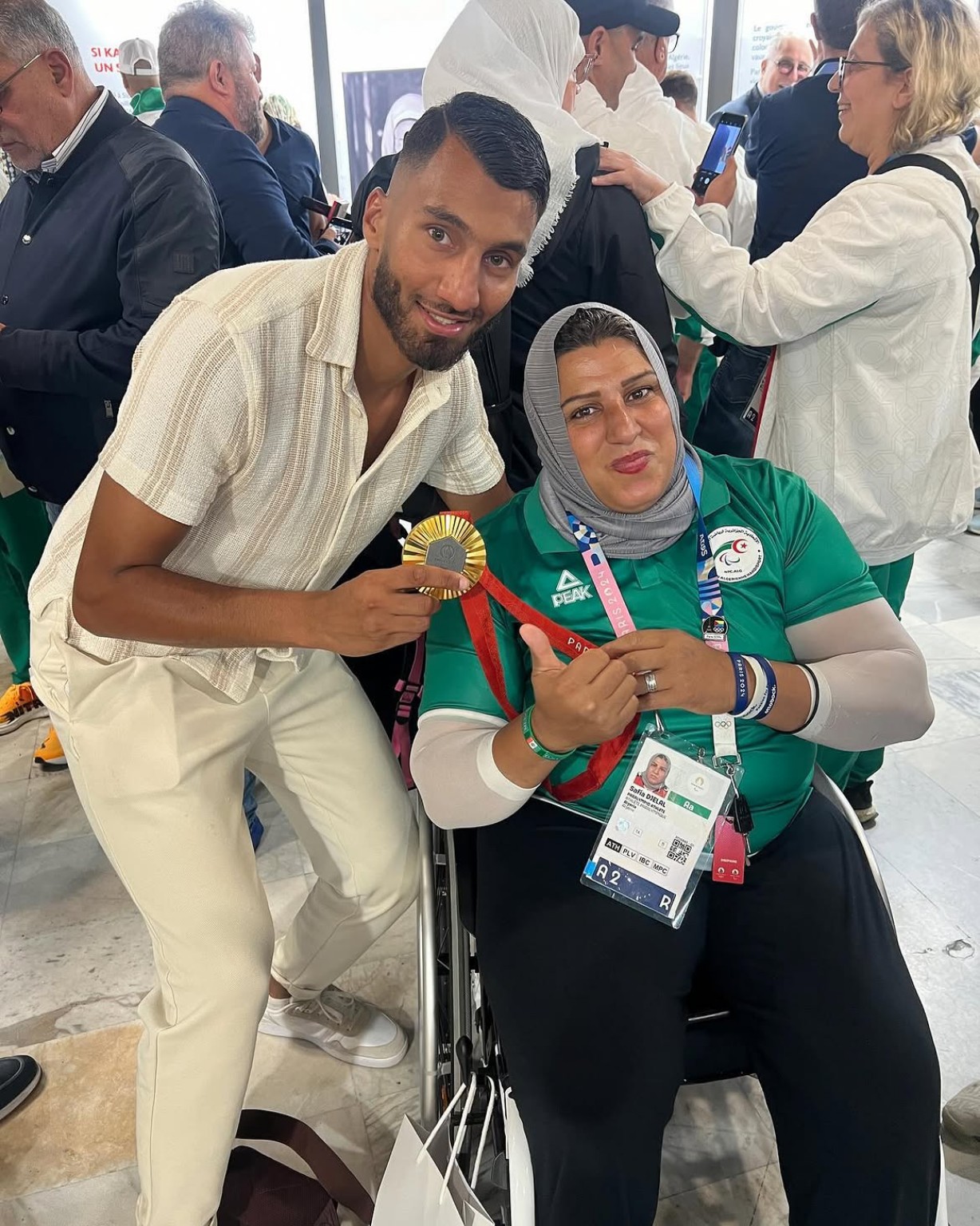 Abdelrahmane Rezzag aux côtés d’une athlète handisport de l’équipe d’Algérie