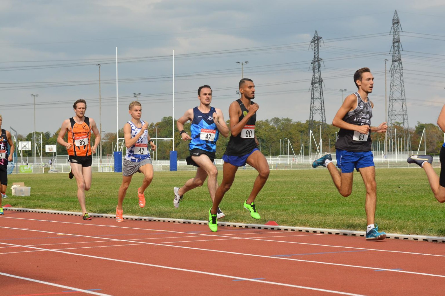 Abdelrahmane Rezzag au milieu des concurrents pendant une course de 800 mètres