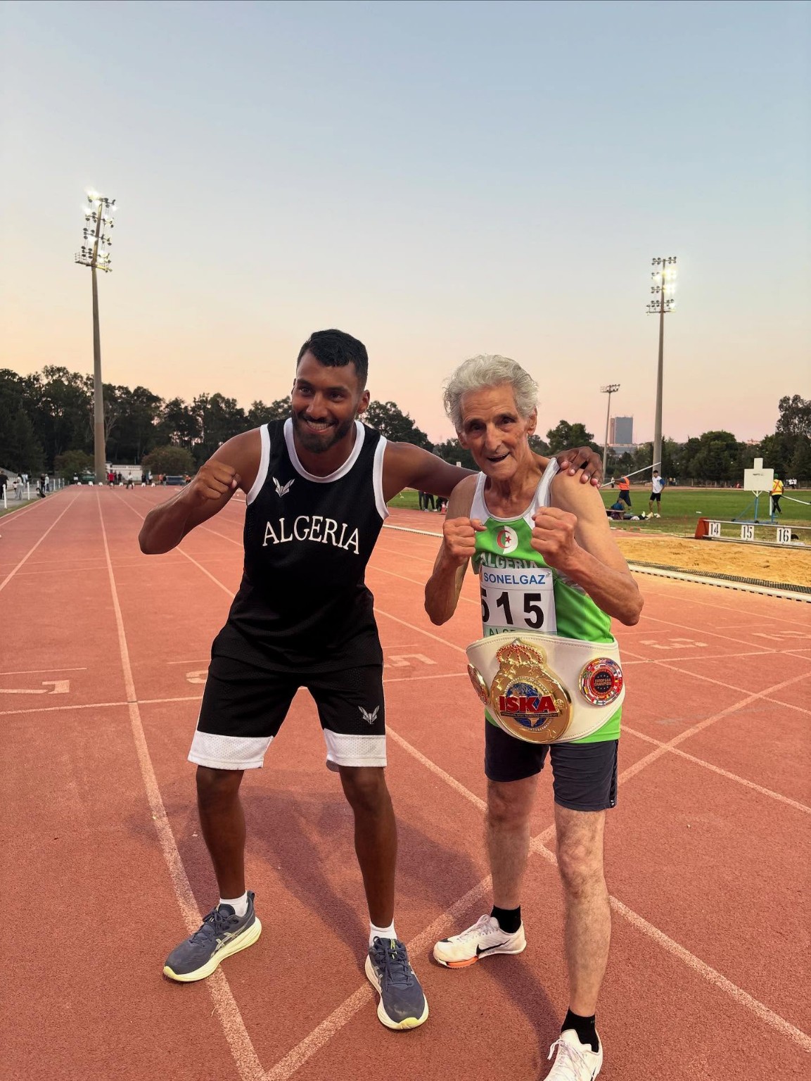 Abdelrahmane Rezzag avec un athlète algérien lors des Championnats d’Algérie Open d’athlétisme 2025