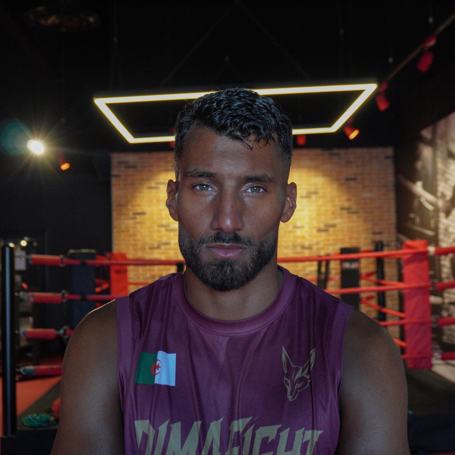Portrait d’Abdelrahmane Rezzag dans une salle de boxe, aux couleurs de l’Algérie