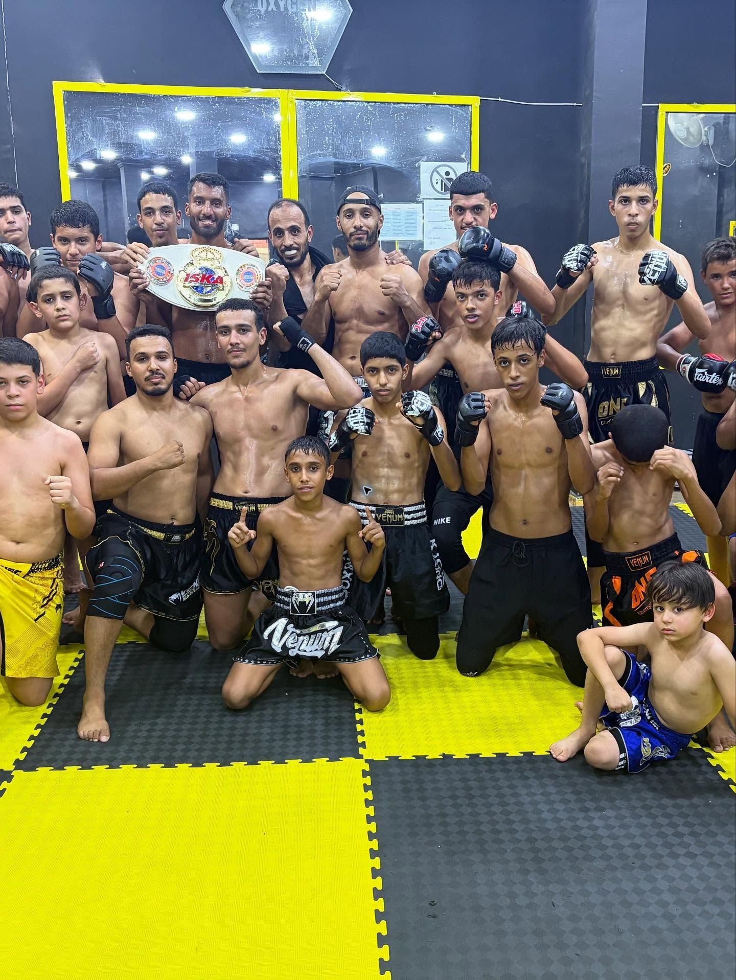 Abdelrahmane Rezzag entouré des participants à son stage de kick-boxing et de Muay Thaï à El Oued